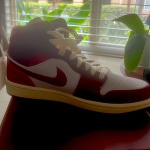 Woman’s air Jordan 1 mid se sz 8.5